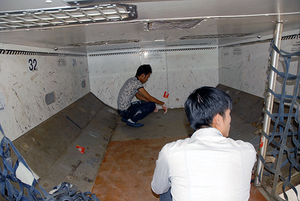 Lực[-]lượng[-]Công[-]an[-]đưa[-]hai[-]đối[-]tượng[-]đến[-]hiện[-]trường[-]thực[-]nghiệm[-]điều[-]tra.